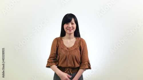 【手話】（女性）「分かる」