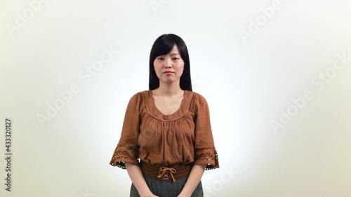 【手話】（女性）「無い」