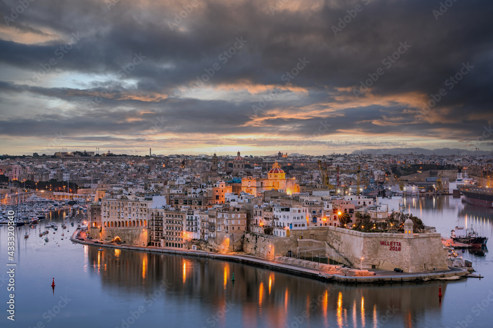 Obraz premium Illuminated skyline of Senglea at twiligh sunset,Malta