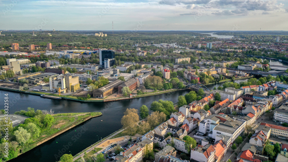 Fototapeta premium Berlin, Siemensstadt, Spandau im Mai 2021 aus der Vogelperspektive 