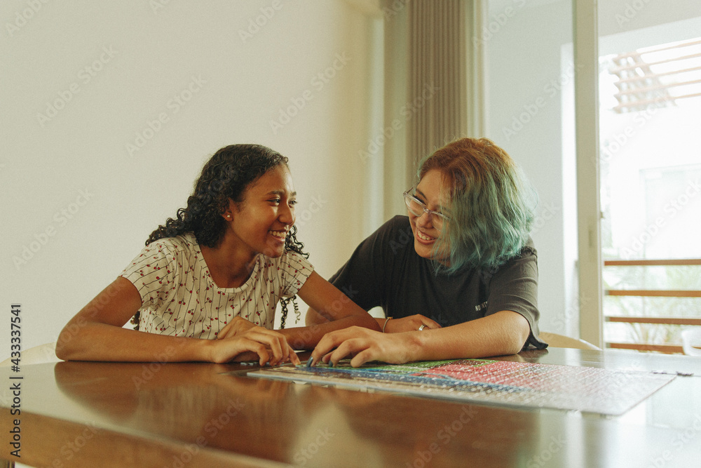 Pareja De J Venes Lesbianas Compartiendo Un Juego De Mesas Stock Photo Adobe Stock