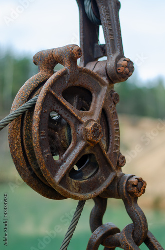 Φωτογραφία Closeup shot of a metal rusted round pulley isolated on blurred background