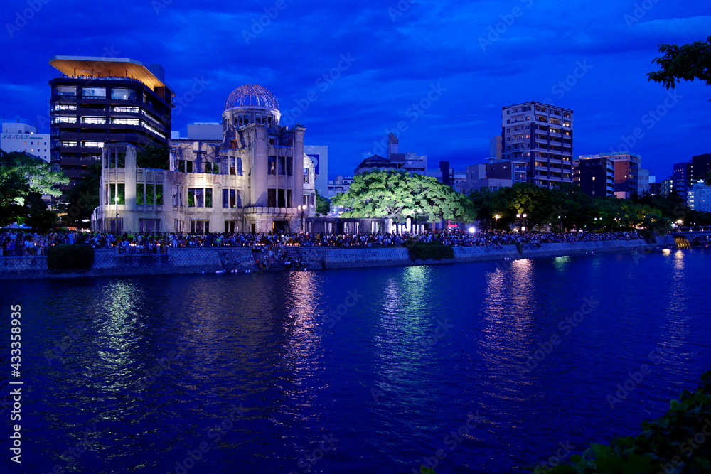 Naklejka premium 原爆ドーム夜景