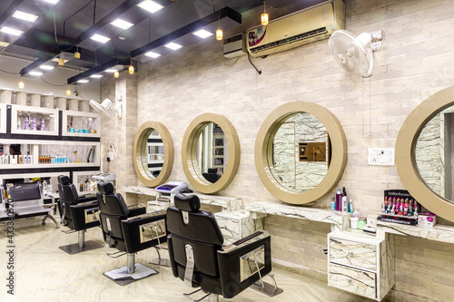 Fotografie View inside of a modern salon showing mirrors and sitting arrangement