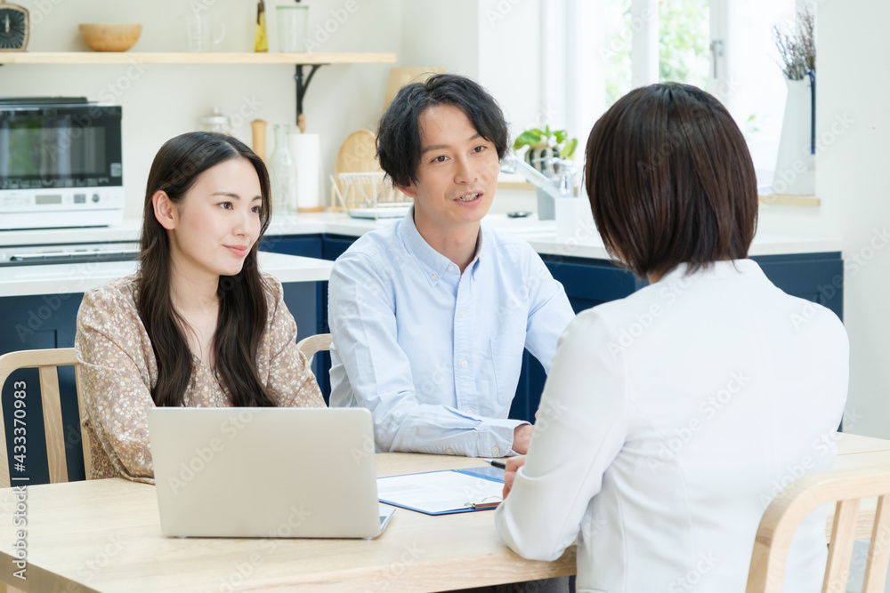 リビングで商談をするビジネスウーマン