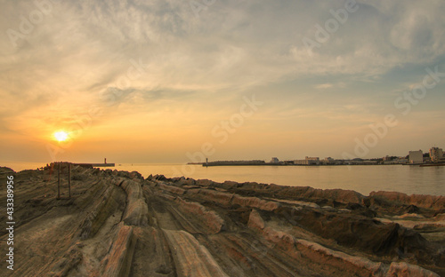 三浦半島・城ヶ島の最西端から望む夕日