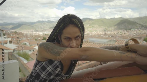 Mujer joven transgénero posando frente a la vista de la ciudad de Cusco