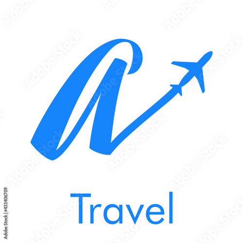 Logotipo Travel con letra a dibujada a mano con silueta de avión en color azul