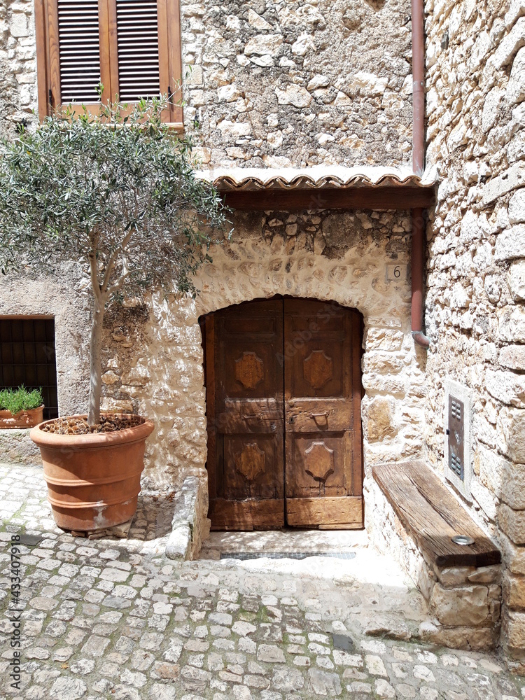 Fototapeta premium Zakątek małego włoskiego miasteczka, Sermoneta.