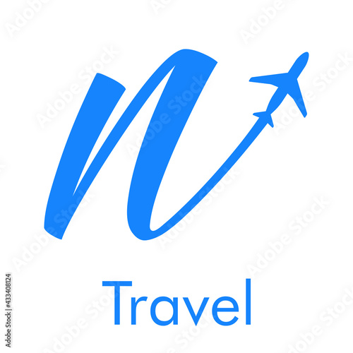 Logotipo Travel con letra n dibujada a mano con silueta de avión en color azul