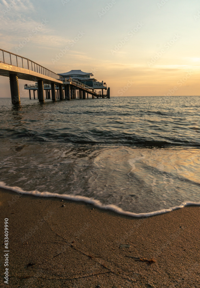 Fototapeta premium Sonnenaufgang am Meer Hochformat