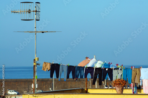 Fotografie Panni stesi al vento su una terrazza in riva al mare