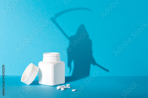 barattolo di pastiglie con ombra, morte