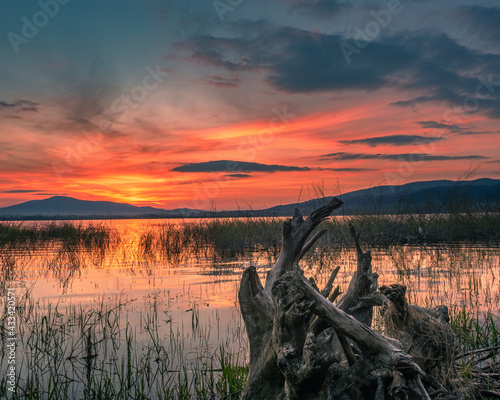 Wiosenny zachód słońca nad jeziorem © Jakub