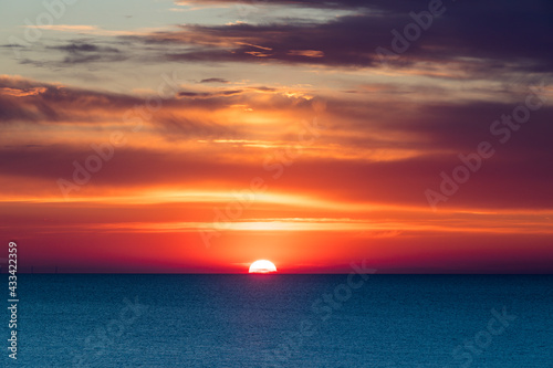 Letzte Phase Sonnenuntergang am Meer 