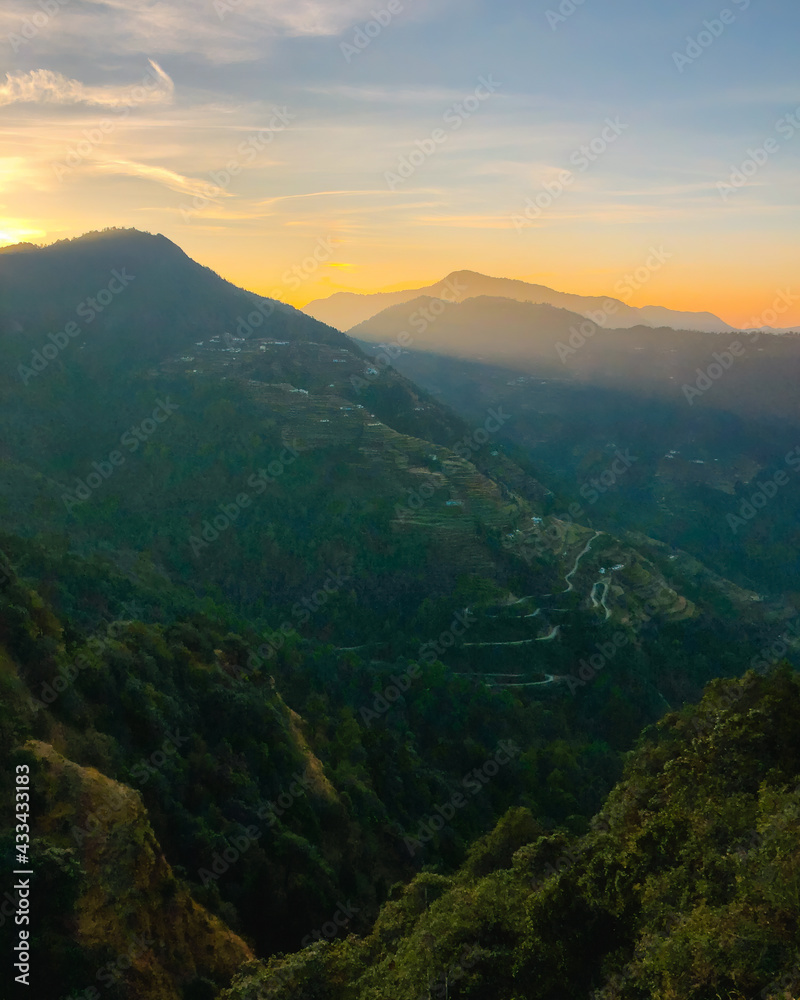 Obraz premium Beautiful sunrise behind the hills