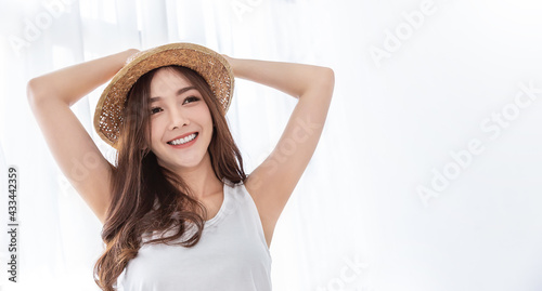Obraz na plátně Portrait of young beautiful asian woman on holiday vacation summer time in white bedroom