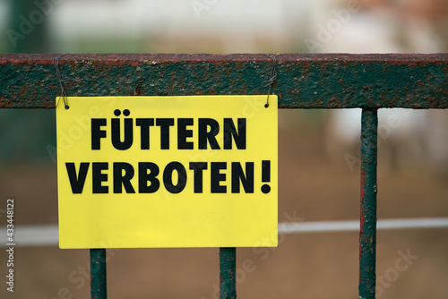 Schild mit der Aufschrift Füttern Verboten am Zaun zu einem Reitclub im Herrenkrug bei Magdeburg photo