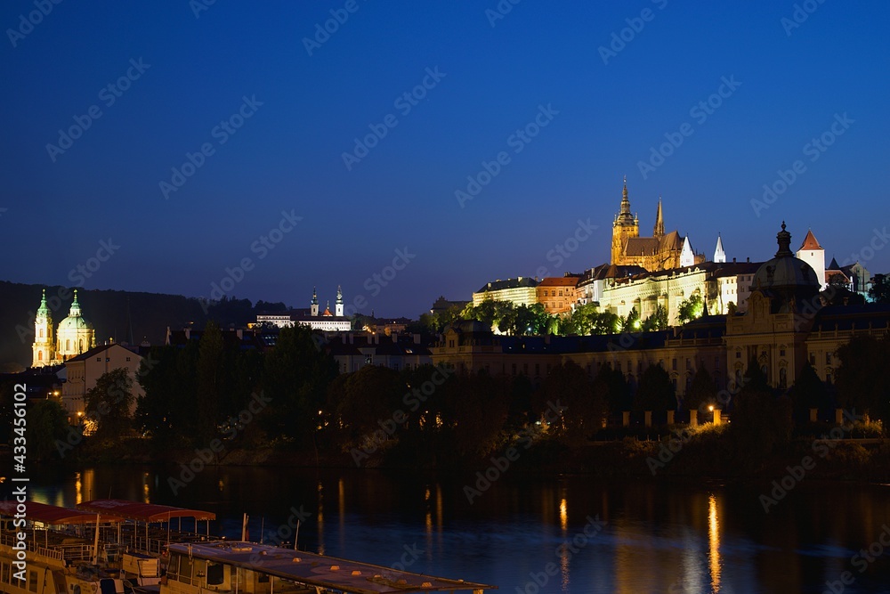Praga zamek wieczór - obrazy, fototapety, plakaty 