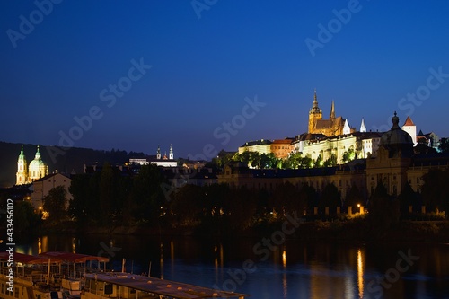 Praga zamek wieczór