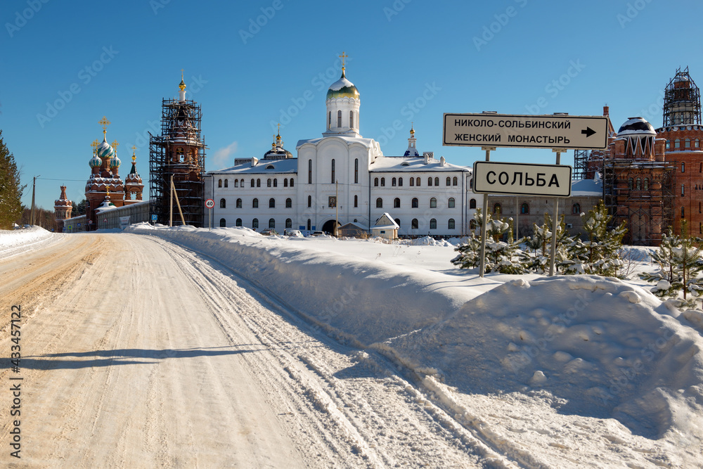 Obraz premium Signpost to the highway - Nikolo-Solbinsky nunnery. Pereslavl district of the Yaroslavl region on a sunny winter day.