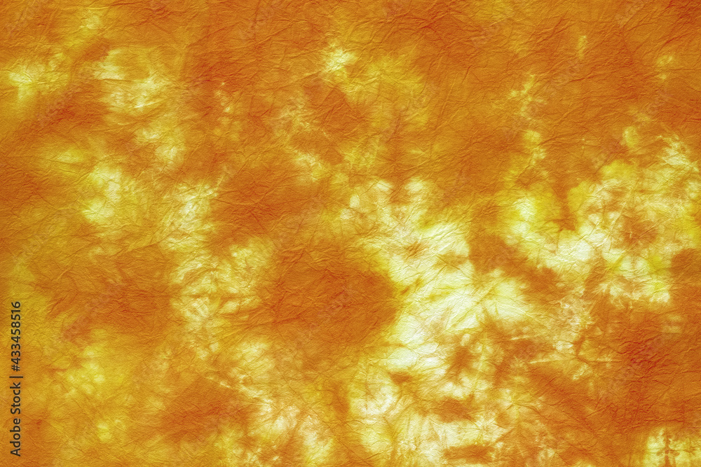 和紙テクスチャー背景(オレンジ色) シワのある琥珀色のぼかし染め和紙