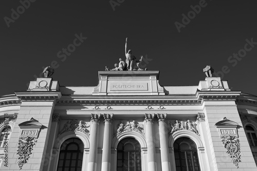 Obraz na płótnie Facade top of the main building of Warsaw University of Technology in black and white w salonie