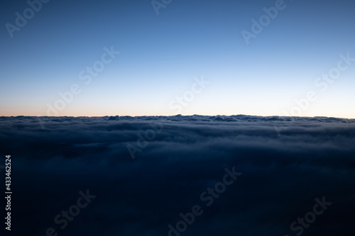 Wolkenlandschaft aus Flugzeug Cockpit