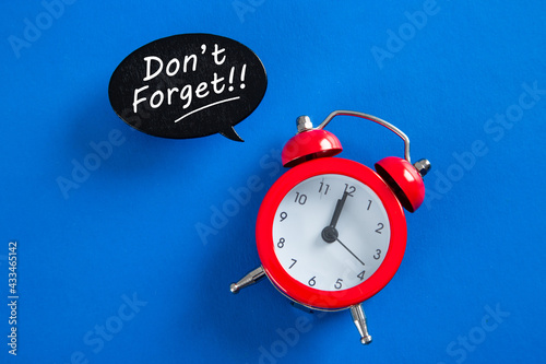 Slika na platnu Hand writting a word Don't Forget notice reminder words on blue background