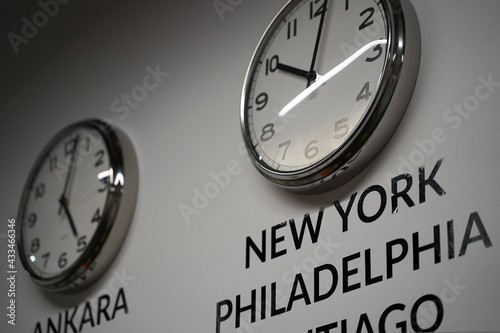 Obraz na płótnie Many wall clocks on the white wall of business office showing time of different cities of the world w salonie