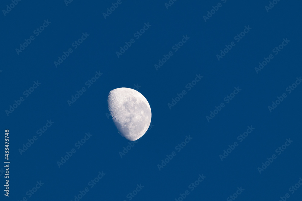 Obraz premium Lua minguante com céu azul escuro.