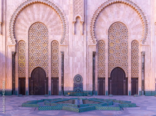 Canvas Print Majestic gate and fountain of Hassan II mosque at dusk in Casablanca, Morocco