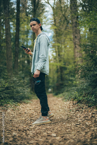 Homme avec téléphone dans la forêt
