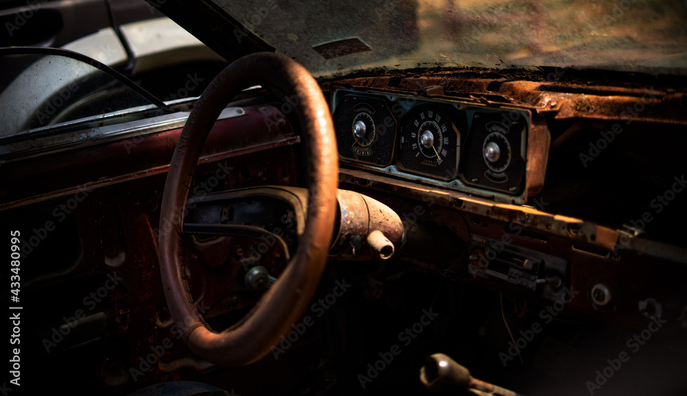 Interior de un auto clásico abandonado y viejo