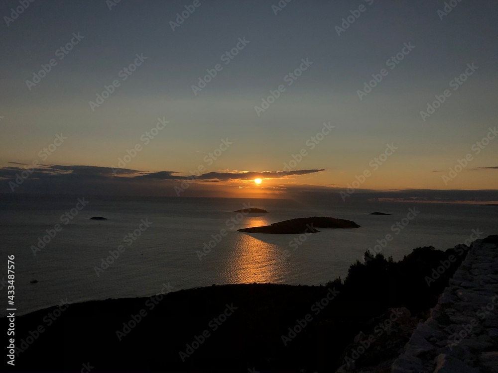 Zachod słońca nad morzem w Chorwacji 