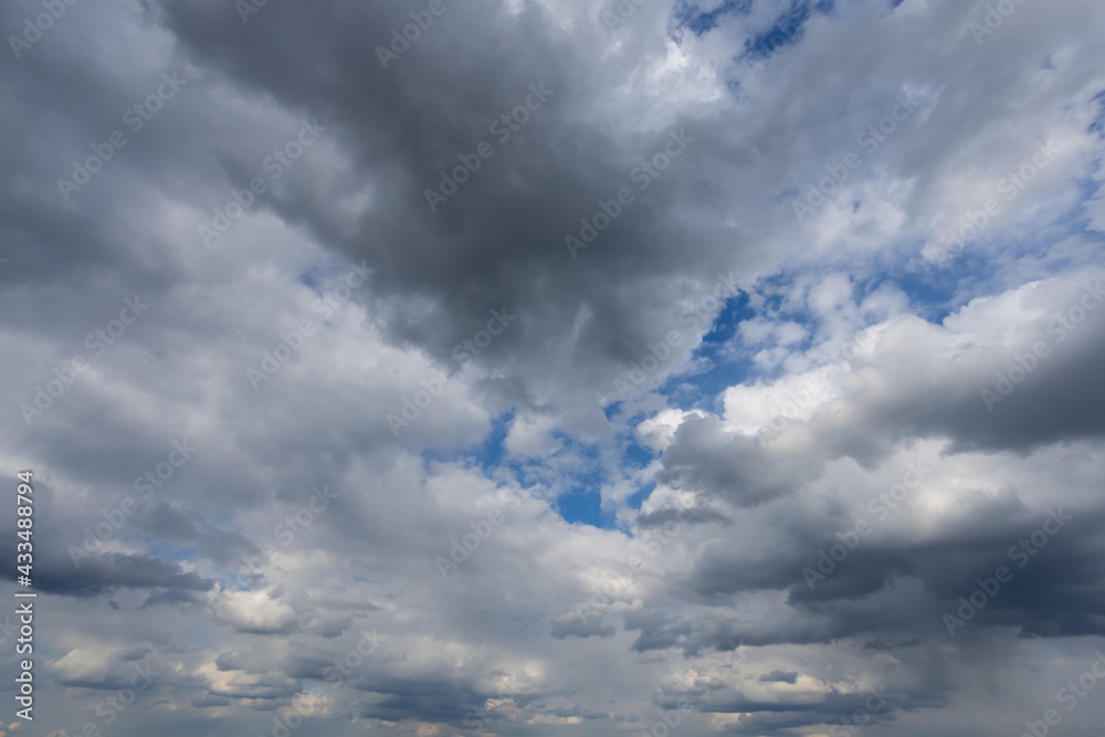 Obraz premium blue sky with dense clouds, natural background