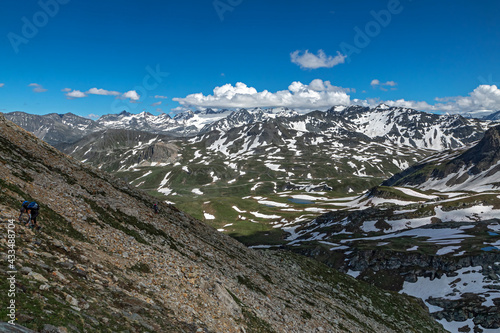 Randonnée alpine  , Paysage des Alpes Grées au printemps , Col du Petit Saint-Bernard , Italie 