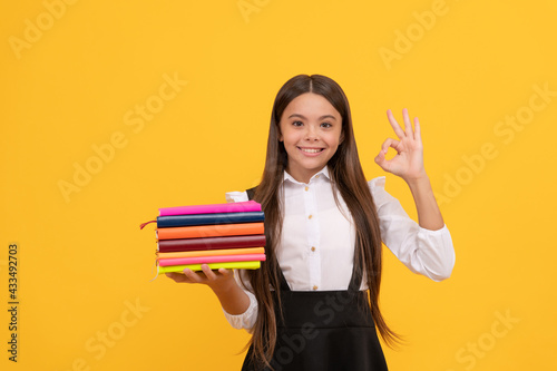 фотографія bookish kid in grammar school