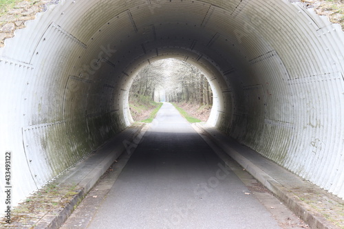 Unterführung. Tunnel. Fahrradweg. Wanderweg.
