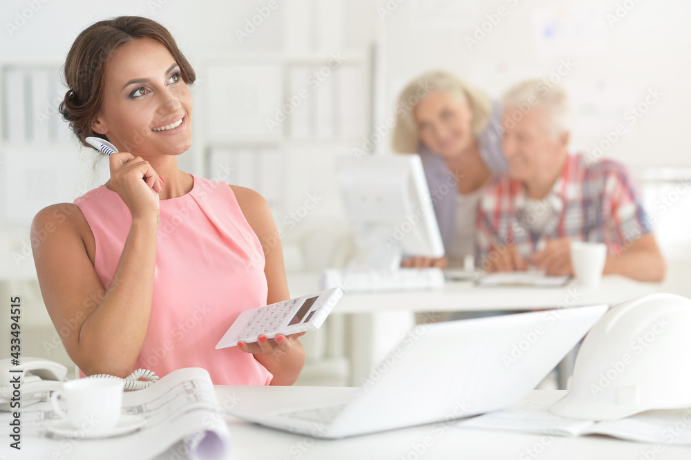 Obraz premium beautiful young businesswoman architect