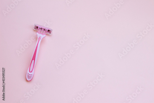 Foto Pink woman razor on pink background