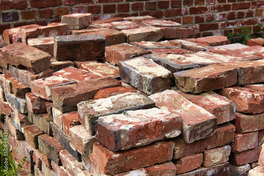Die alten Ziegelsteine wurden nach dem Abbruch gesammelt und auf einem Stapel gelagert Die alten Ziegelsteine wurden nach dem Abbruch gesammelt und auf einem Stapel gelagert