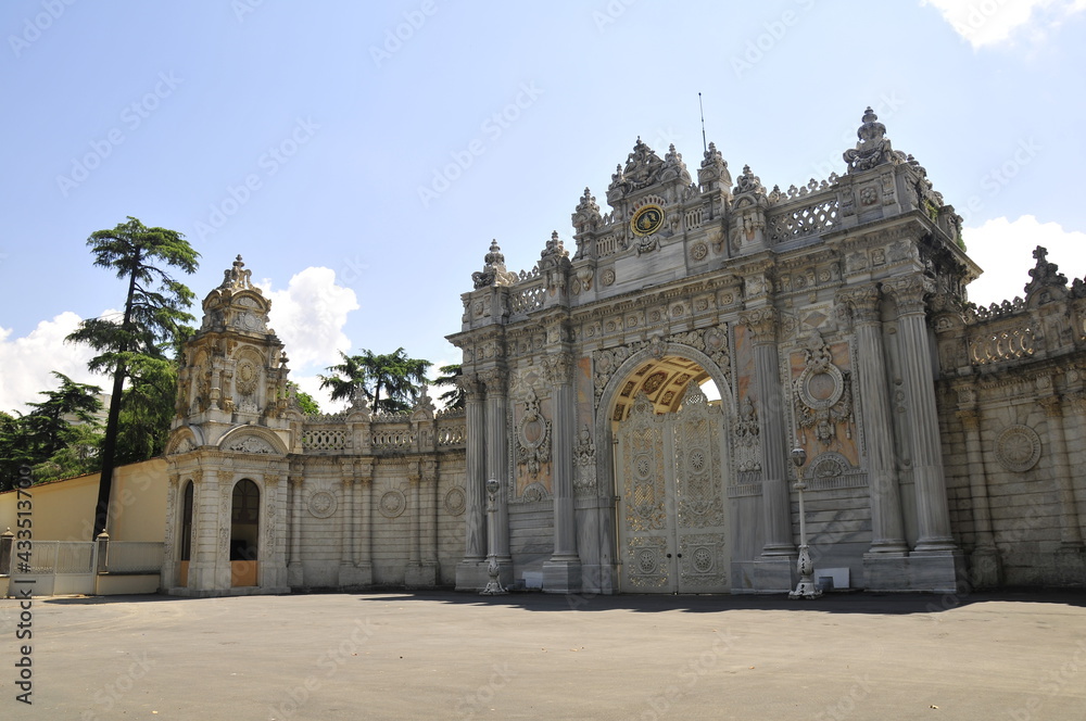 Obraz premium Dolmabahce Palace gate.