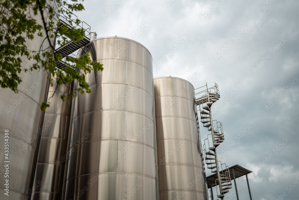 Stainless steel reservoirs for wine making Stainless steel reservoirs for wine making