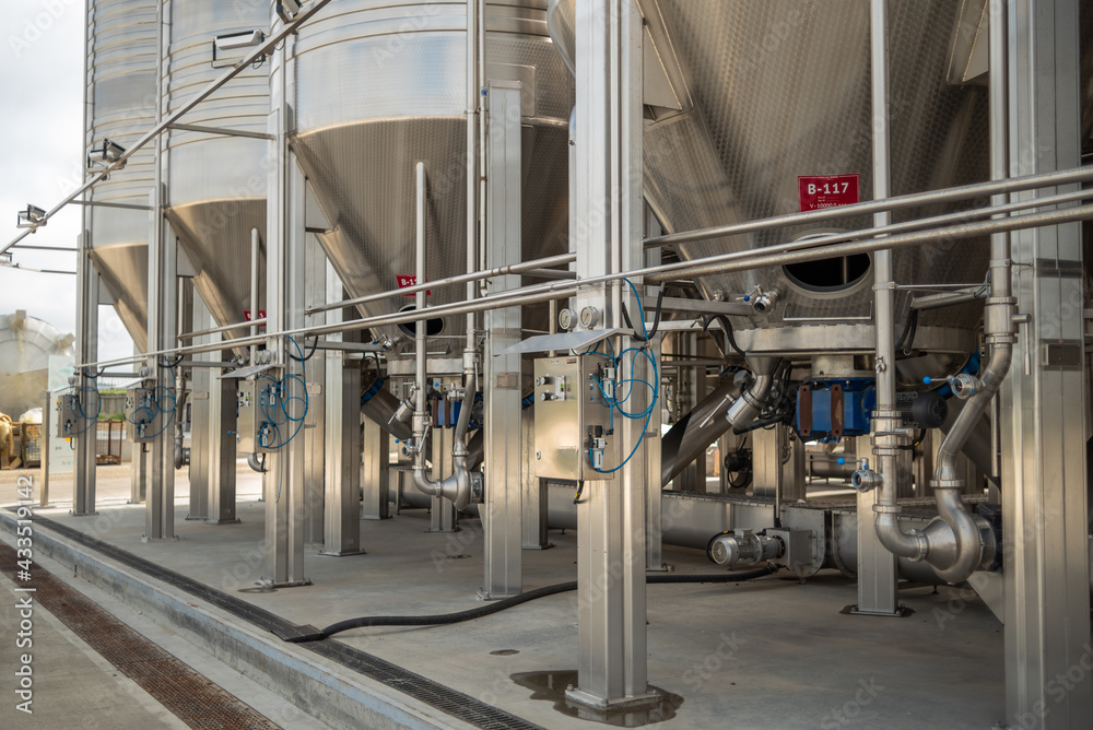 Stainless steel reservoirs for wine making Stainless steel reservoirs for wine making