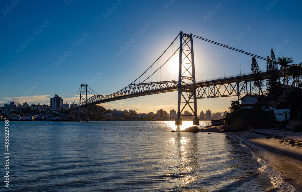 Silhueta da estrutura na contraluz da Ponte Hercílio Luz Santa Catarina, Brasil, florianopolis, Florianópolis