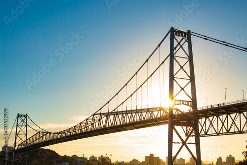Estrutura na contraluz da Ponte Hercílio Luz da cidade de Florianópolis, Santa Catarina, Brasil, florianopolis