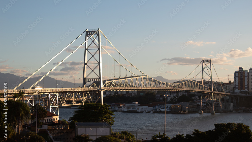 Florianópolis com a Ponte Hercílio Luz Santa Catarina, Brasil, florianopolis Florianópolis com a Ponte Hercílio Luz Santa Catarina, Brasil, florianopolis