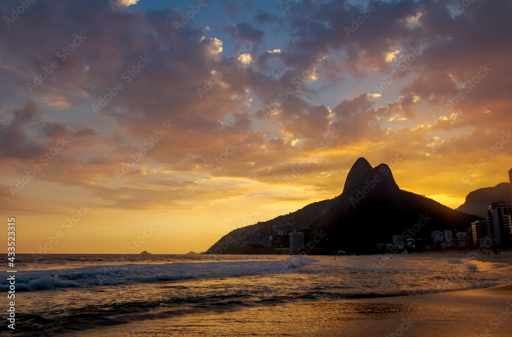 Pôr do sol na Praia da Ipanema, Rio de Janeiro, com vista do Morro Dois Irmãos, Brasil