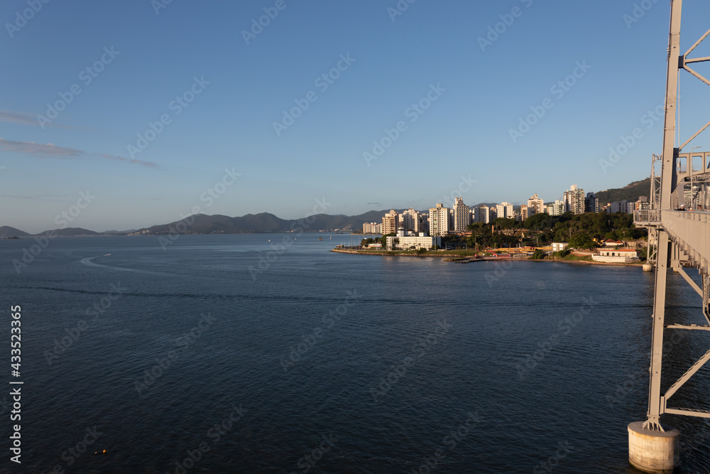  cidade de Florianópolis e seus prédios na avenida Beira Mar Norte em dia de sol.
